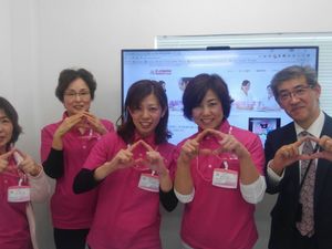 スタッフ集合の室内  