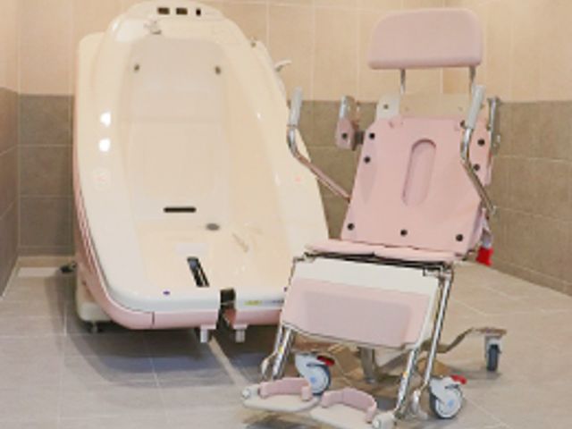自動浴槽と椅子の浴室 浴室   自動浴槽と専用の椅子を備えた設備で、入浴が快適で安全な環境になっています。