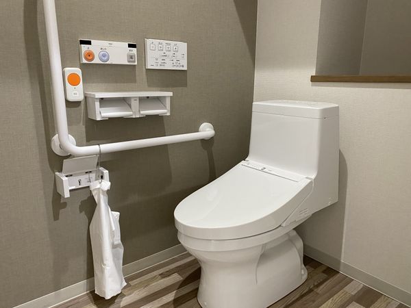安全な手すり付きトイレ