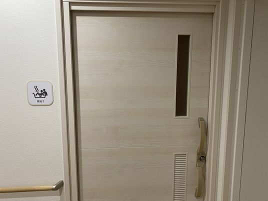 バリアフリー対応の扉