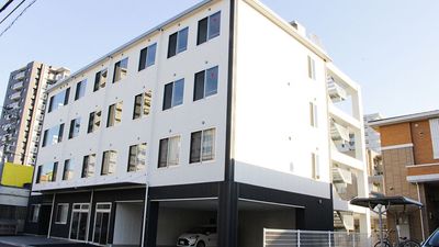 白い建物の外観
