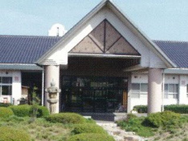 広い庭の施設外観 外観 広々とした庭が広がり、自然に囲まれた落ち着いた雰囲気の建物です。