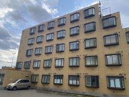 駐車場付きの建物外観  