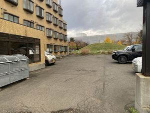 車が並ぶ駐車場
