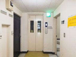 便利なエレベーターの廊下