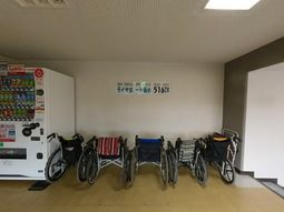 車椅子置き場の廊下