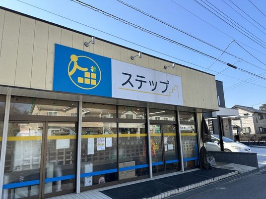 明るい外観の出入口  