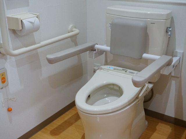 バリアフリートイレ設備 トイレ 手すりが設置された清潔で広々としたトイレです。緊急時には呼び出しボタンで迅速な対応が可能です。