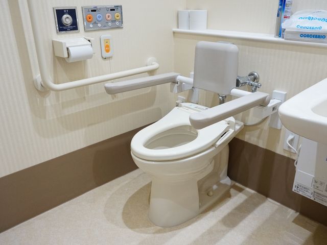 バリアフリー設計のトイレ トイレ 手すり完備で安全に配慮された清潔なトイレです。安心して日々の暮らしを送ることができます。
