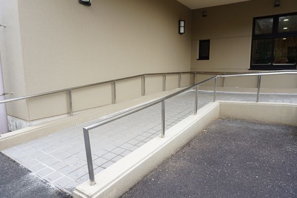 施設のバリアフリー入口