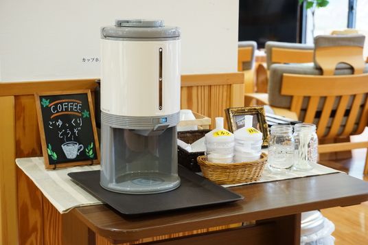 ウォーターサーバーとコーヒー看板