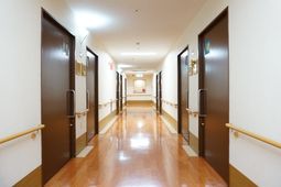 廊下の明るい風景