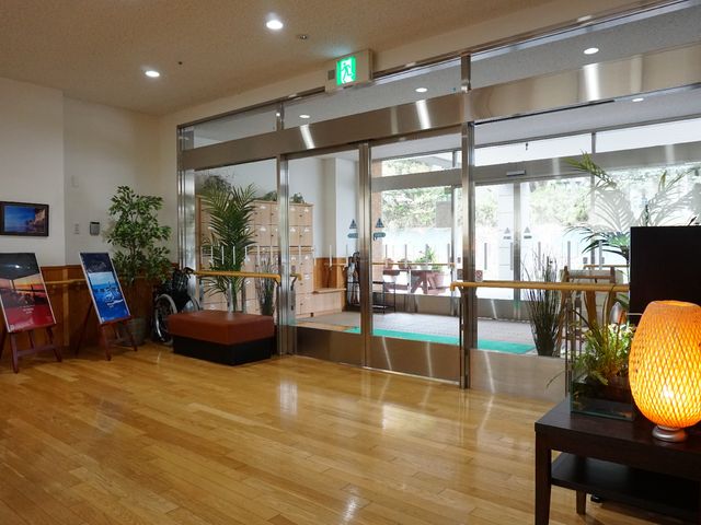明るいエントランスの様子 玄関 ゆとりあるエントランスは自然光がたっぷりと差し込み、訪れる人を暖かく迎えます。オブジェが配置された空間は、訪れる方々の憩いの場ともなっています。
