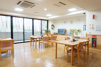 明るい食堂の空間
