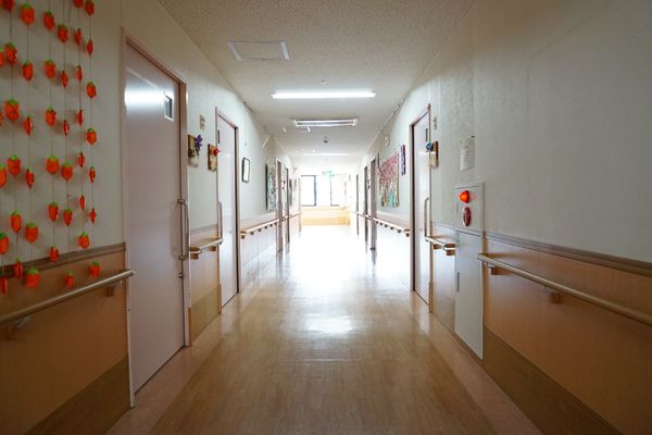 明るい廊下の手すりと装飾