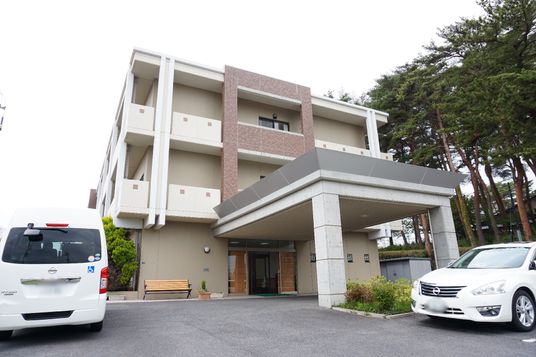 施設の外観エントランス