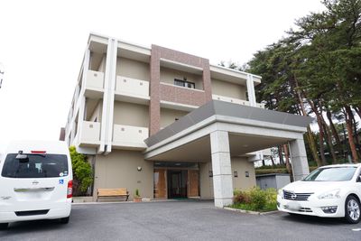 施設の外観エントランス