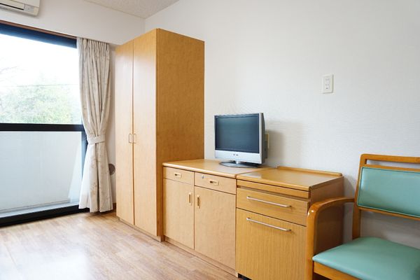 居室の家具と窓