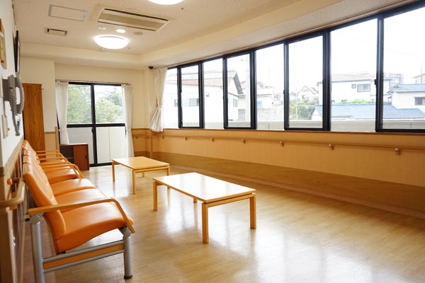 広々とした明るい待合室