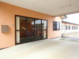 明るいエントランスの外観