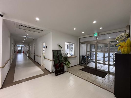 広い通路とエントランス