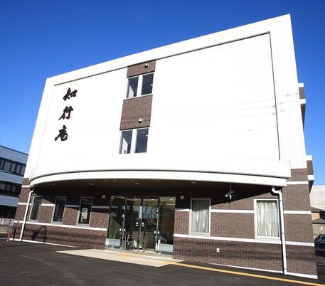 明るい外観の施設