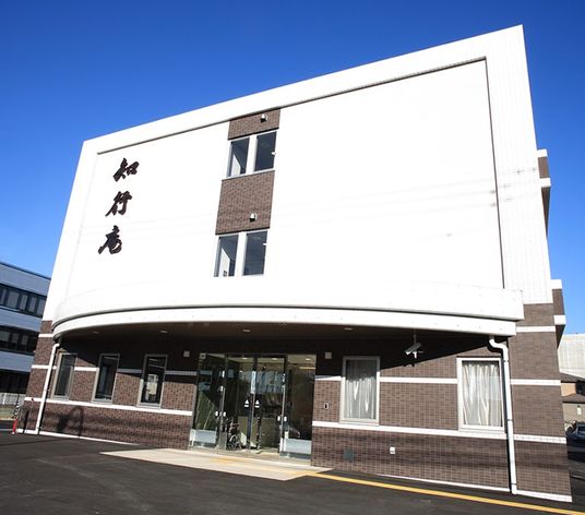 明るい外観の施設