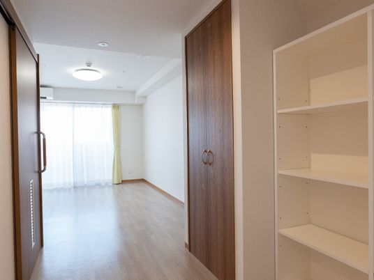 明るい居室の一角
