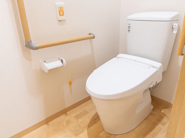 バリアフリートイレ設備 トイレ 手すりが備えられた清潔なトイレ空間です。安全に配慮されており、日々の快適な利用が期待できます。