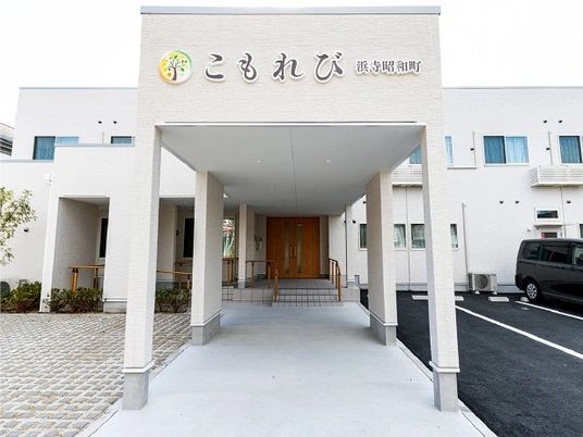 建物正面のエントランス  