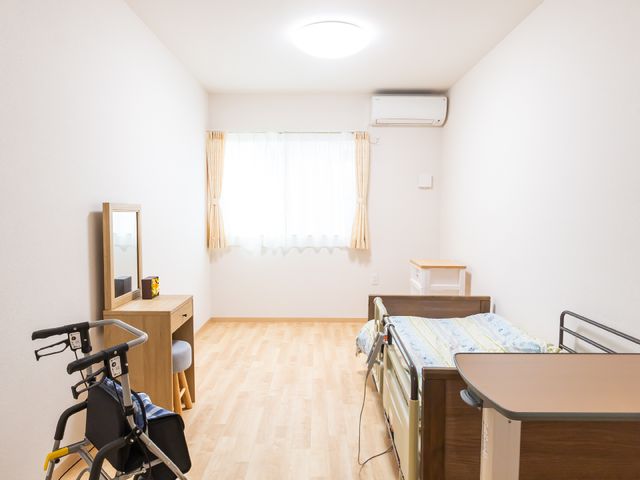 明るい居室のレイアウト 居室 広々とした空間とやさしい光が差し込む居室です。車椅子にも対応しており、生活がしやすい工夫がされています。