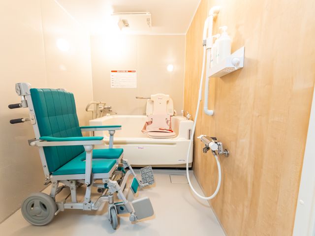 清潔な浴室の設備 浴室 手動式のリフトと車椅子対応シャワーを備え、安全に配慮した浴室です。利用者の快適なバスタイムを支援します。