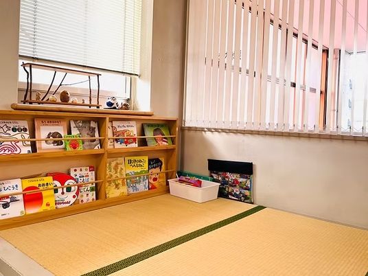 絵本棚のある和室  