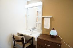 洗面台と鏡のある空間