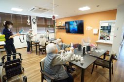 暖かな色合いのダイニング