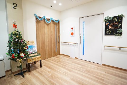 廊下と装飾された木