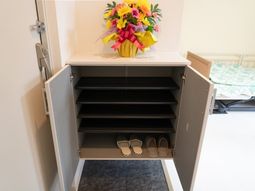 花束と靴箱のエントランス