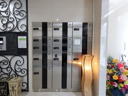 ロッカーと装飾のエントランス