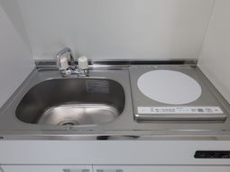 清潔な洗面台と調理設備