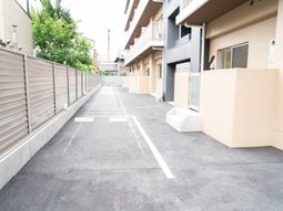 明るい施設のエントランス