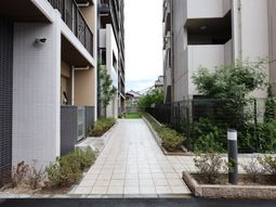 明るい中庭の通路