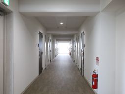 明るく清潔な廊下
