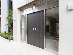 清潔なエントランスの外観