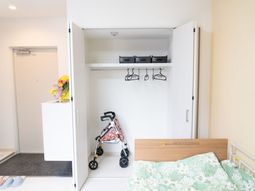 居室のベッドとクローゼット