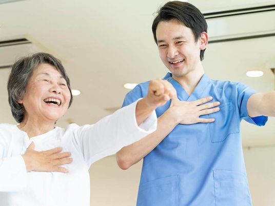 スタッフと一緒に体操する様子