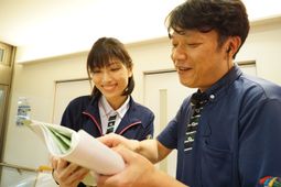 笑顔のスタッフ二人