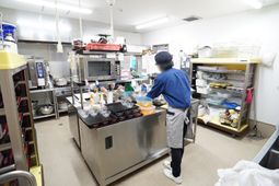 キッチン作業中のスタッフ