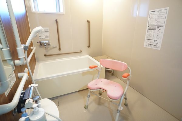 バリアフリー設計の浴室