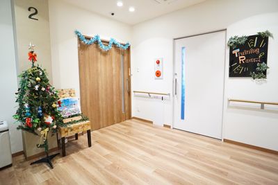 クリスマスツリーのある廊下