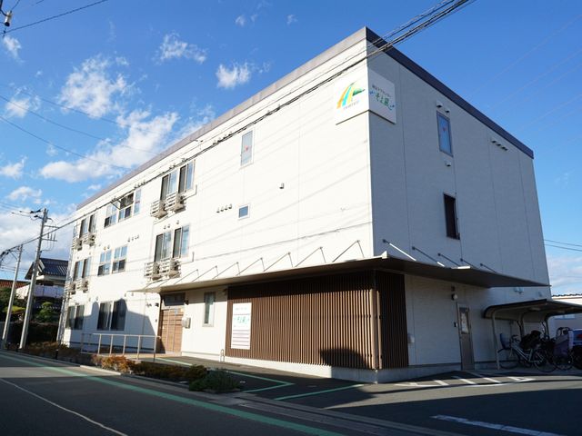 清潔感のある施設外観 外観 青空に映える白亜の建物は、清潔感と落ち着いた雰囲気を演出しており、職員としての誇りを感じていただけます。